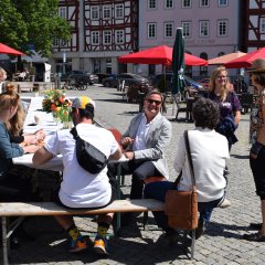 Gute Gespräche an der langen Tafel auf dem Homberger Marktplatz. Foto: Uwe Dittmer
