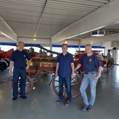 Die drei Herren vom Feuerwehrmuseum informierten über alte Löschgeräte. Foto: Uwe Dittmer