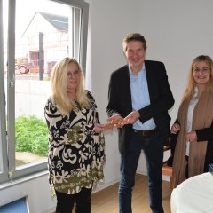 Bürgermeister Nico Ritz übergab den symbolischen Schlüssel an die Leiterin Claudia Häseler-Krug (li.) im Beisein von Architektin Christine Hess.