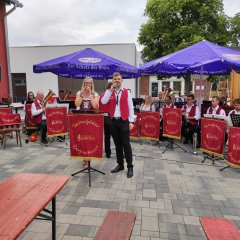Die Leimsfelder Dorfmusikanten spielten auf.