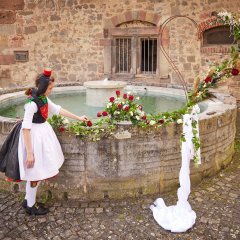 Einen romantischen Ort hält das Rotkäppchen für Sie am Brunnen in der Wasserfestung bereit. Foto: Barbara Schneider