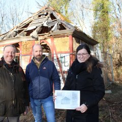 Bild v.li.: Michael Herz, Frederick Naumann und Helene Peters freuen sich auf das neue Osterhäuschen und den Waldspielplatz. 